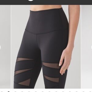 Lululemon Wunder Under Pant (Hi-Rise) (Tech Mesh)
Black size 10